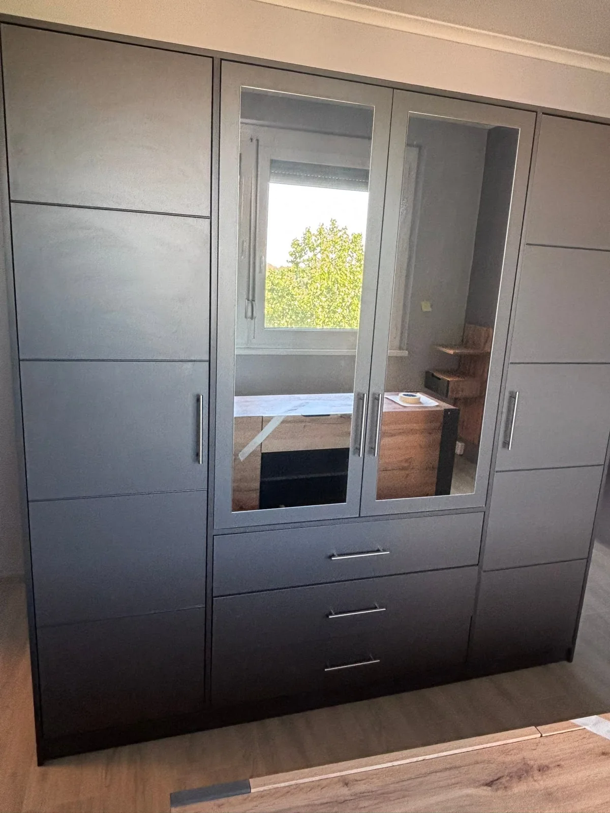 Tükrös tolóajtós gardrób - Győr penthouse